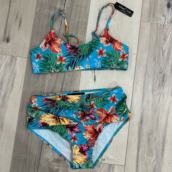 Swimsuit set - Picture 1 of 6